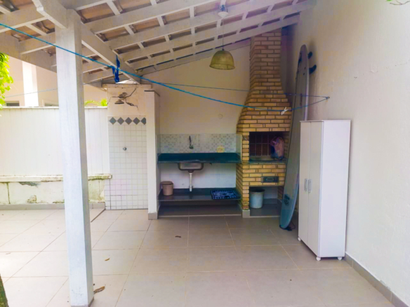 Sobrado em condomínio em Maresias com 128m²