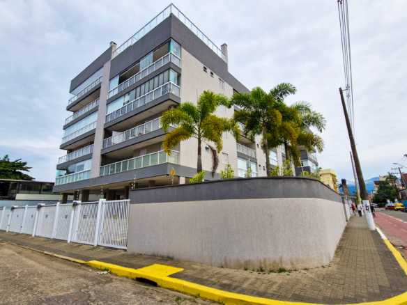 Apartamento tipo no centro de Ubatuba com 81m²
