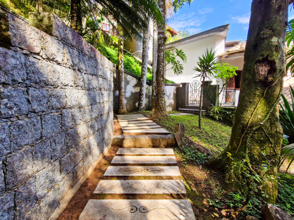 Casa à venda no Condomínio Dominga Dias em Ubatuba com 700 m² de área construída