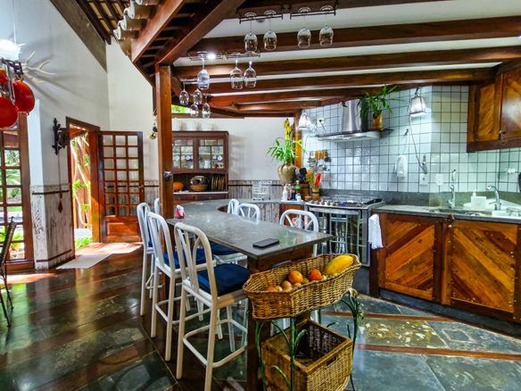 Casa à venda no Condomínio Dominga Dias em Ubatuba com 700 m² de área construída
