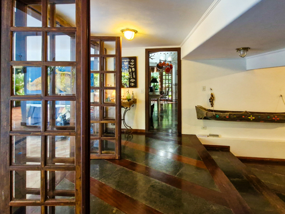 Casa à venda no Condomínio Dominga Dias em Ubatuba com 700 m² de área construída