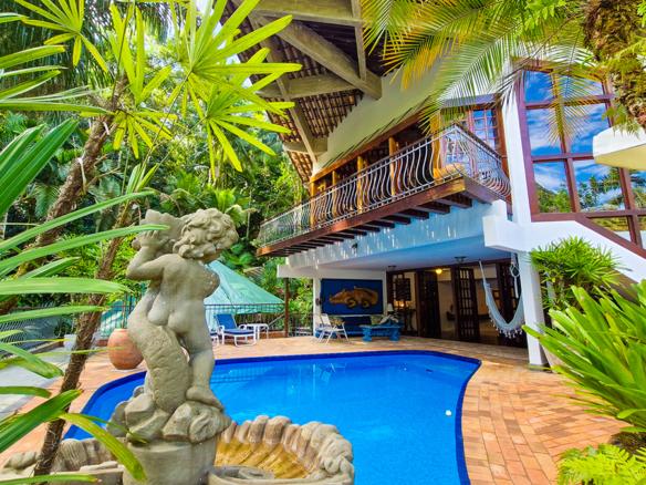 Casa à venda no Condomínio Dominga Dias em Ubatuba com 700 m² de área construída