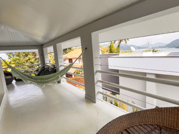 Casa à Venda – Condomínio Fechado na Praia de Santa Rita, Ubatuba/SP