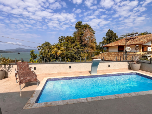 Casa à Venda – Condomínio Fechado na Praia de Santa Rita, Ubatuba/SP