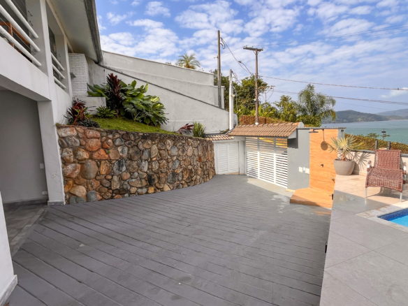 Casa à Venda – Condomínio Fechado na Praia de Santa Rita, Ubatuba/SP