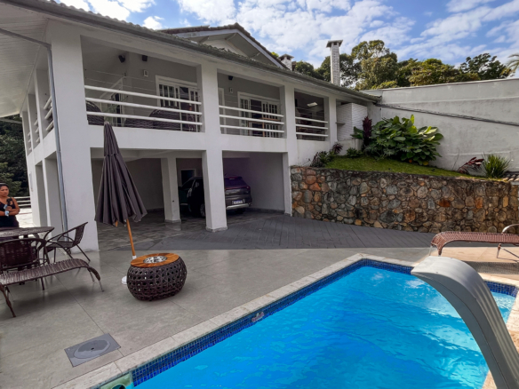 Casa à Venda – Condomínio Fechado na Praia de Santa Rita, Ubatuba/SP