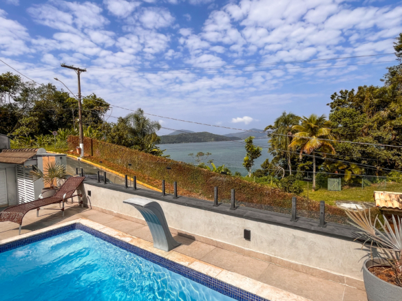 Casa à Venda – Condomínio Fechado na Praia de Santa Rita, Ubatuba/SP