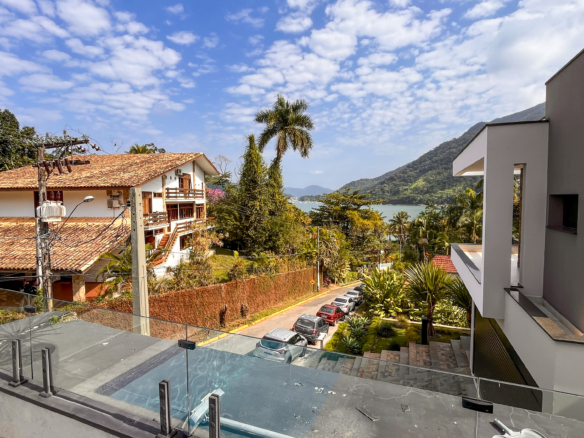 Casa à Venda – Condomínio Fechado na Praia de Santa Rita, Ubatuba/SP