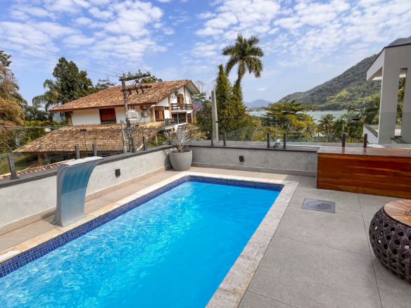 Casa à Venda – Condomínio Fechado na Praia de Santa Rita, Ubatuba/SP