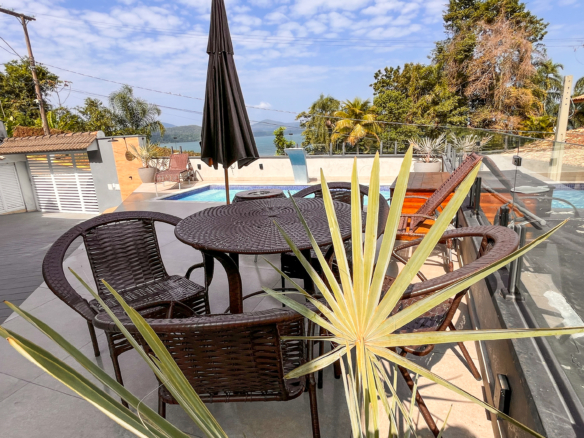 Casa à Venda – Condomínio Fechado na Praia de Santa Rita, Ubatuba/SP