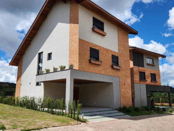 Casa exclusiva no Condomínio Beverly Hills – Recanto Araucária em Campos do Jordão