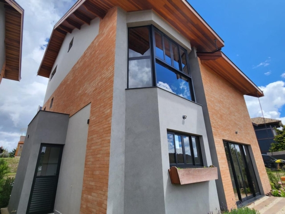 Casa exclusiva no Condomínio Beverly Hills – Recanto Araucária em Campos do Jordão