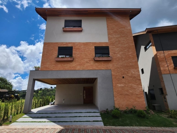 Casa exclusiva no Condomínio Beverly Hills – Recanto Araucária em Campos do Jordão