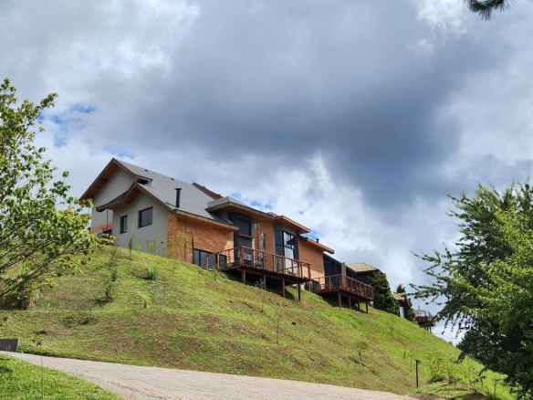 Casa exclusiva no Condomínio Beverly Hills – Recanto Araucária em Campos do Jordão