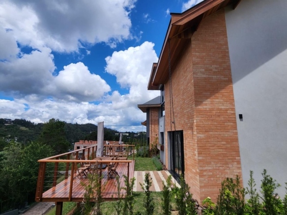 Casa exclusiva no Condomínio Beverly Hills – Recanto Araucária em Campos do Jordão