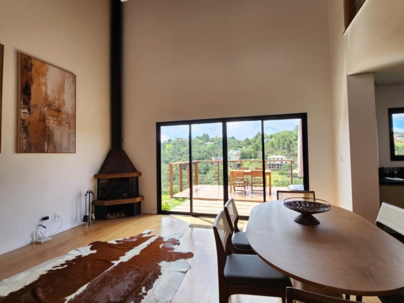 Casa exclusiva no Condomínio Beverly Hills – Recanto Araucária em Campos do Jordão