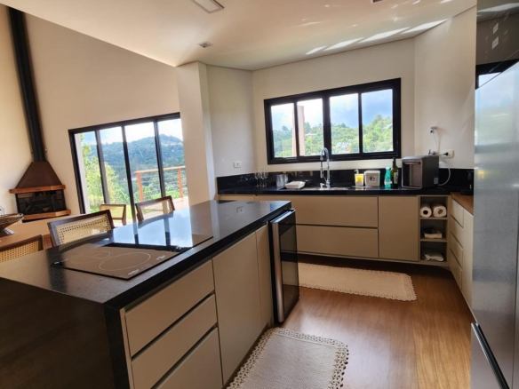 Casa exclusiva no Condomínio Beverly Hills – Recanto Araucária em Campos do Jordão