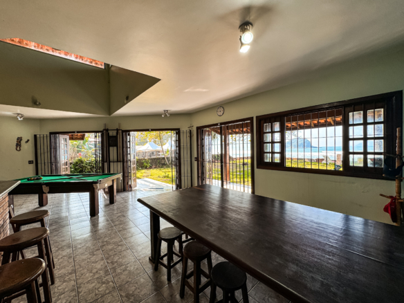 Casa Pé na Areia à Venda  Praia do Sapê, Ubatuba