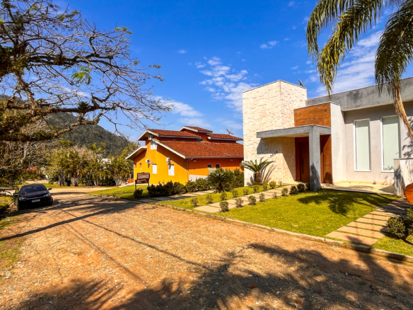 Casa à Venda em Ubatuba no Condomínio Recanto da Lagoinha