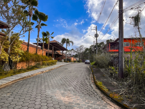 Excelente lote de esquina à venda no condomínio Roteiro do Sol, em Caraguatatuba/SP.