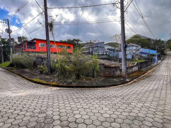 Excelente lote de esquina à venda no condomínio Roteiro do Sol, em Caraguatatuba/SP.