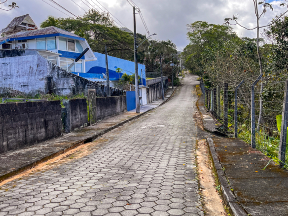 Excelente lote de esquina à venda no condomínio Roteiro do Sol, em Caraguatatuba/SP.