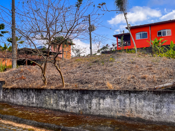 Excelente lote de esquina à venda no condomínio Roteiro do Sol, em Caraguatatuba/SP.