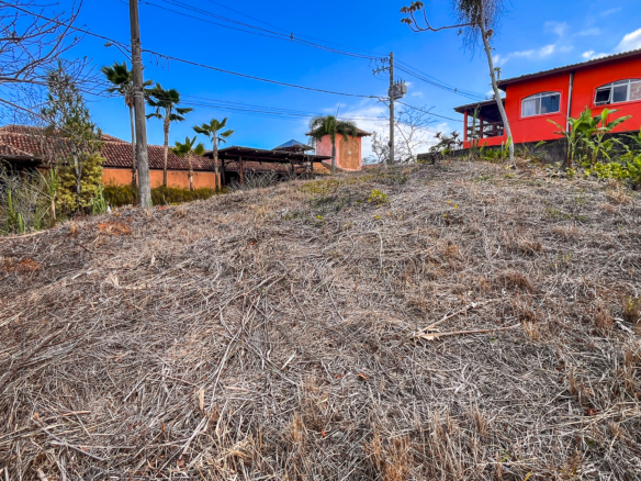 Excelente lote de esquina à venda no condomínio Roteiro do Sol, em Caraguatatuba/SP.