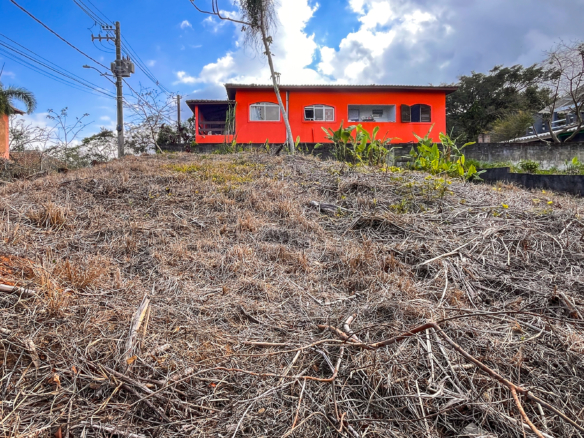 Excelente lote de esquina à venda no condomínio Roteiro do Sol, em Caraguatatuba/SP.
