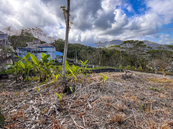 Excelente lote de esquina à venda no condomínio Roteiro do Sol, em Caraguatatuba/SP.