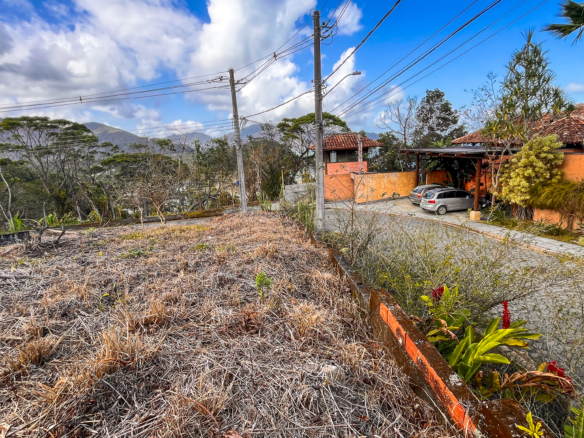 Excelente lote de esquina à venda no condomínio Roteiro do Sol, em Caraguatatuba/SP.