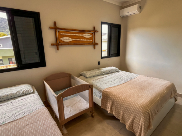 Casa Nova com 4 Suítes e Área Gourmet – Condomínio Captanias, Praia da Lagoinha, Ubatuba