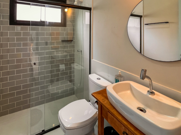 Casa Nova com 4 Suítes e Área Gourmet – Condomínio Captanias, Praia da Lagoinha, Ubatuba