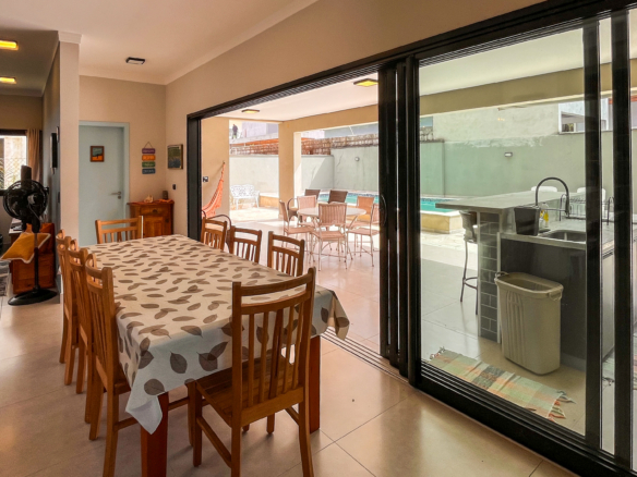 Casa Nova com 4 Suítes e Área Gourmet – Condomínio Captanias, Praia da Lagoinha, Ubatuba
