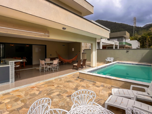 Casa Nova com 4 Suítes e Área Gourmet – Condomínio Captanias, Praia da Lagoinha, Ubatuba