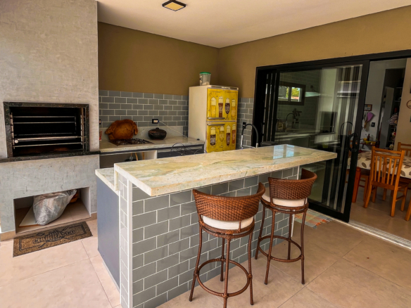 Casa Nova com 4 Suítes e Área Gourmet – Condomínio Captanias, Praia da Lagoinha, Ubatuba