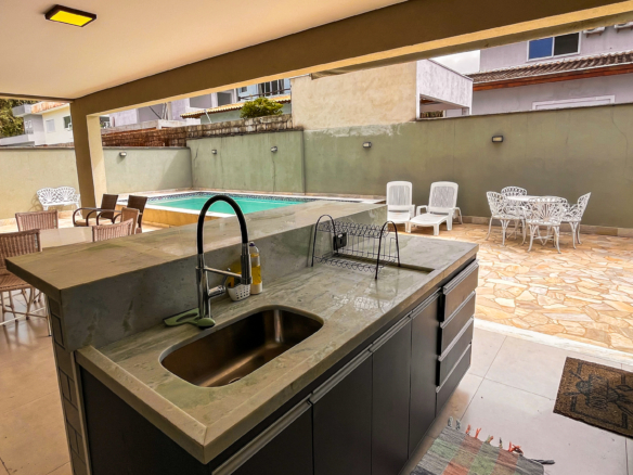Casa Nova com 4 Suítes e Área Gourmet – Condomínio Captanias, Praia da Lagoinha, Ubatuba