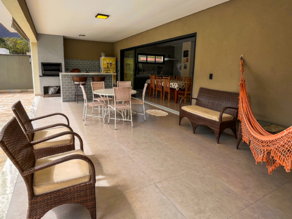 Casa Nova com 4 Suítes e Área Gourmet – Condomínio Captanias, Praia da Lagoinha, Ubatuba
