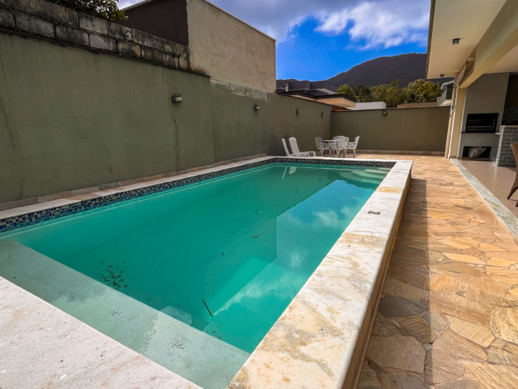 Casa Nova com 4 Suítes e Área Gourmet – Condomínio Captanias, Praia da Lagoinha, Ubatuba
