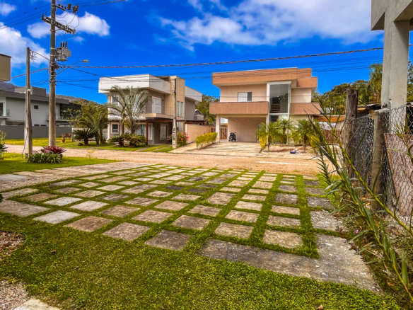 Casa Nova com 4 Suítes e Área Gourmet – Condomínio Captanias, Praia da Lagoinha, Ubatuba
