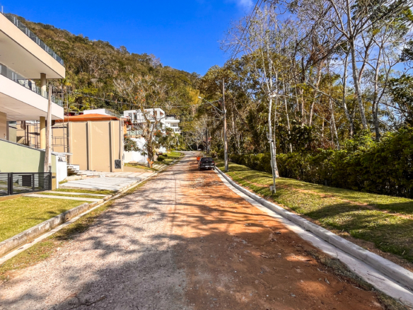 Casa Nova à Venda no Condomínio Recanto da Lagoinha – Ubatuba/SP
