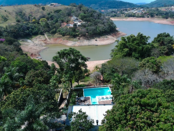 Refúgio de Alto Luxo à Beira da Represa – Um Paraíso Privativo em Vargem/SP