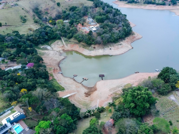 Refúgio de Alto Luxo à Beira da Represa – Um Paraíso Privativo em Vargem/SP