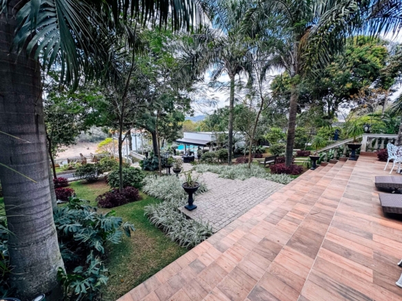 Refúgio de Alto Luxo à Beira da Represa – Um Paraíso Privativo em Vargem/SP