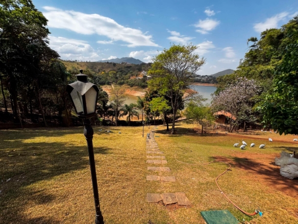 Refúgio de Alto Luxo à Beira da Represa – Um Paraíso Privativo em Vargem/SP