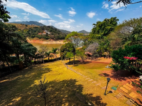 Refúgio de Alto Luxo à Beira da Represa – Um Paraíso Privativo em Vargem/SP