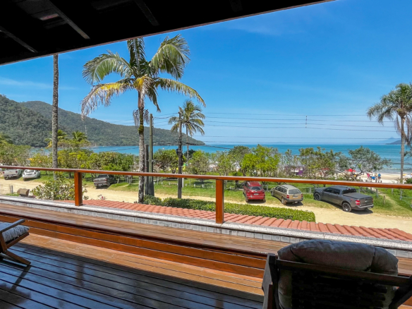 Casa à venda em Ubatuba no Condomínio Salga Lagoinha Frente Mar
