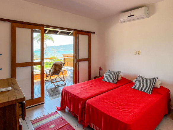 Casa à venda em Ubatuba no Condomínio Salga Lagoinha Frente Mar