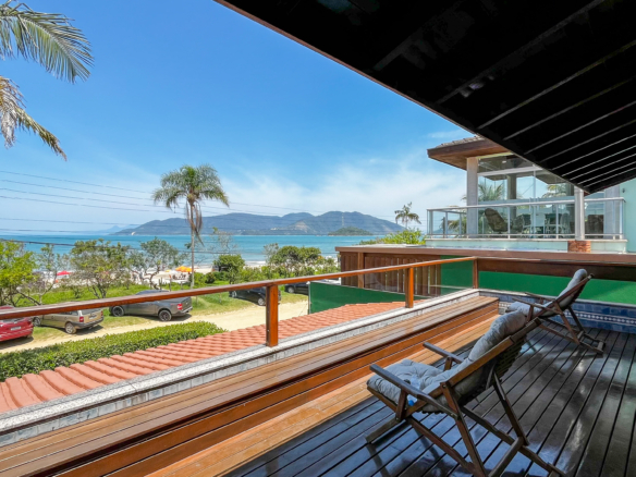 Casa à venda em Ubatuba no Condomínio Salga Lagoinha Frente Mar