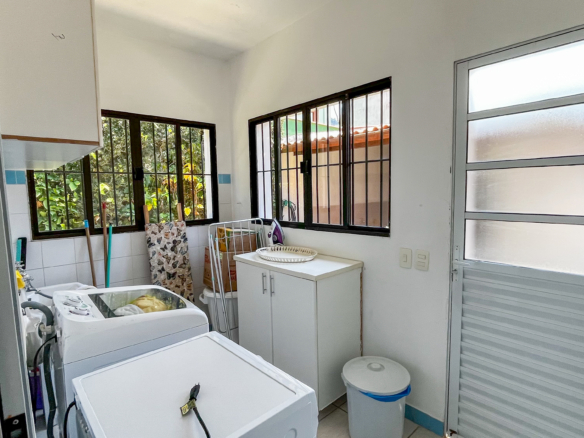 Casa à venda em Ubatuba no Condomínio Salga Lagoinha Frente Mar